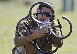 Un miembro del Ejército norteamericano examina un dron avanzado