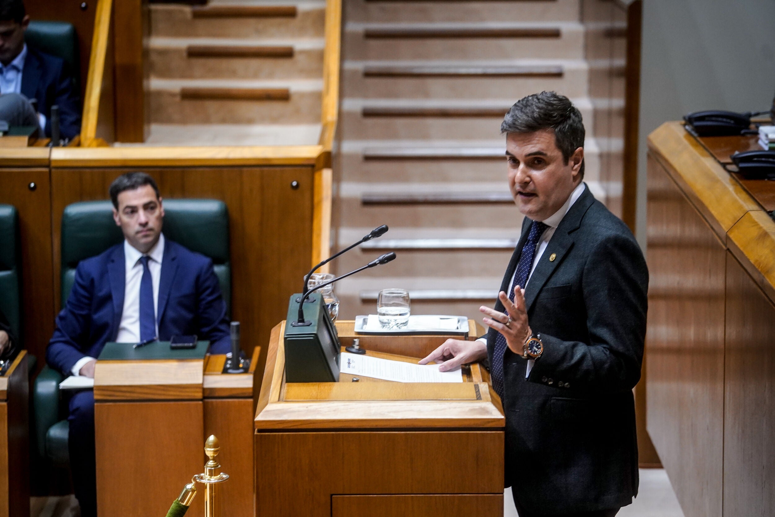 El consejero de industria, Mikel Jauregi, en una sesión del Parlamento vasco