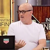 Pablo Motos regala un reloj de lujo a Javier Cámara y éste lo rechaza por una buena causa