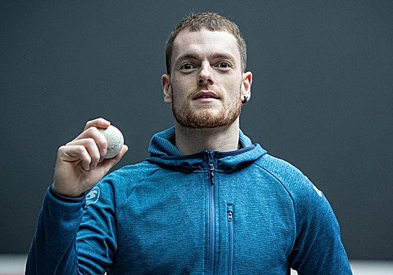 Unai Laso muestra una pelota en el frontón Bizkaia.