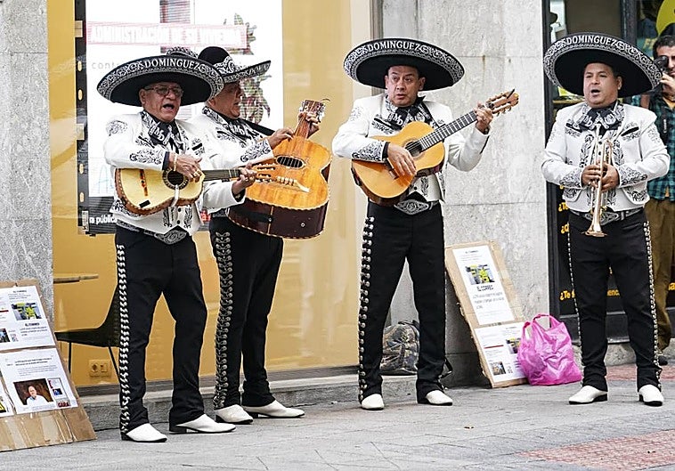 Los mariachis, este martes, en la puerta del juzgado de Bilbao.