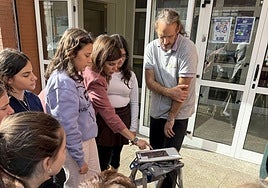 La concejala y un miembro de Sagarrak junto a varios escolares.