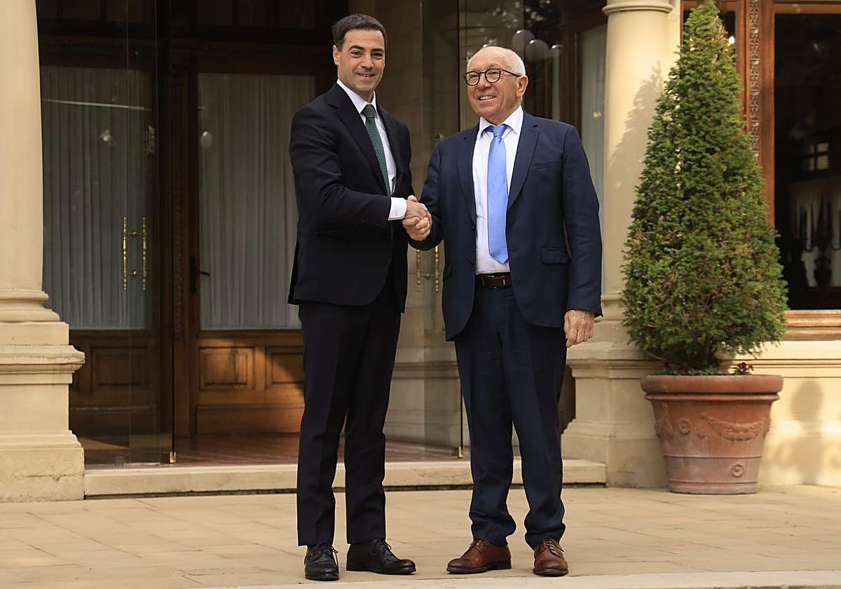 El lehendakari, Imanol Pradales, ha recibido este martes al presidente de la Mancomunidad de Iparralde, Jean-René Etchegaray.