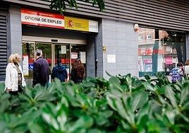 El SEPE pagará por más tiempo el subsidio de 570 euros al mes a los parados con cargas familiares