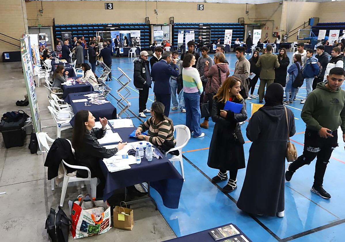 Decenas de personas pasaban a lo largo de la mañana por el pabellón Multifuncional de Bayas.