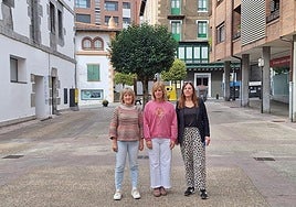 La técnica de Igualdad, Lourdes Perosanz, la alcaldesa, Maite Ibarra, y la concejala de Igualdad y Política Social, Joana Etxebarria.