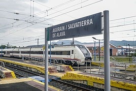 ElCercanías surca la Llanada Alavesa.