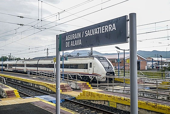 ElCercanías surca la Llanada Alavesa.