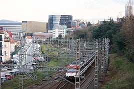 Un tren circula por el bario bilbaíno de Olabeaga.