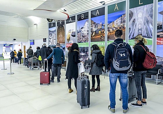 Pasajeros en la terminal del aeropuerto de Vitoria, que rozará este año su techo de 310.000 usuarios.