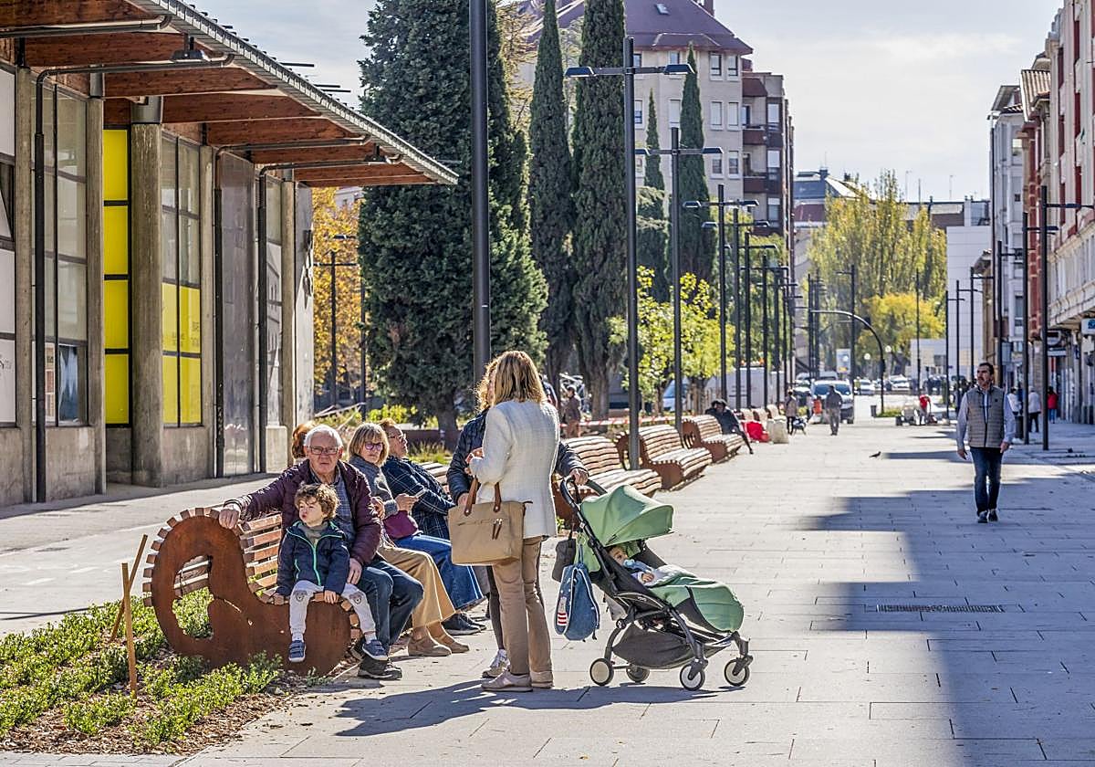 Muchos vitorianos disfrutan ya de la nueva gran zona peatonal de Los Herrán.