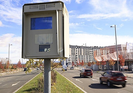 Radar fijo de Salburua que se investiga.