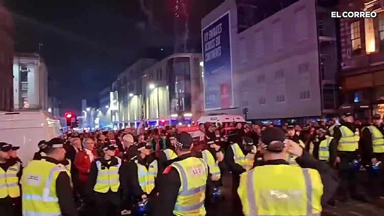 Los aficionados del Newcastle graban la kalejira del Athletic, en la que se está usando pirotecnia