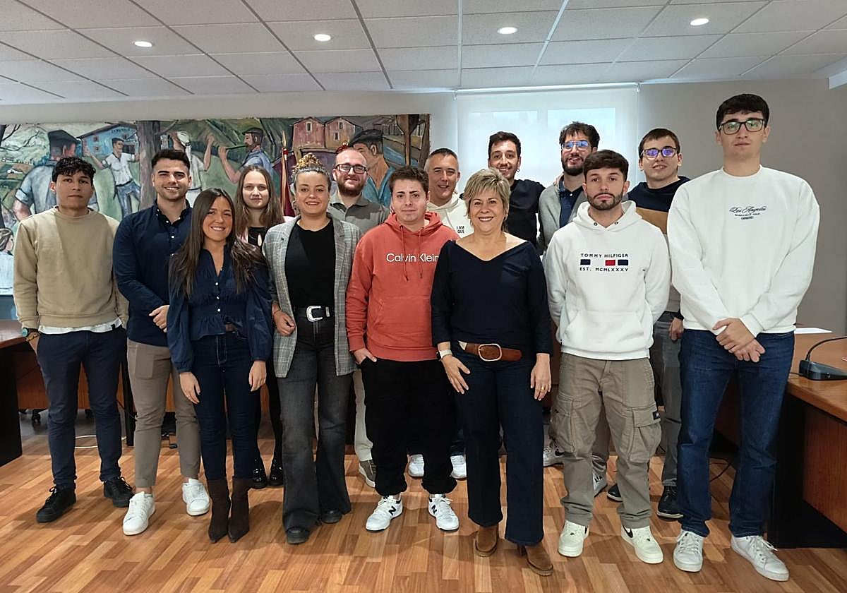 Imagen de los seleccionados junto al alcalde, Iñaki Urrutia, y la edil de Desarrollo Económico, Maitana Martínez.