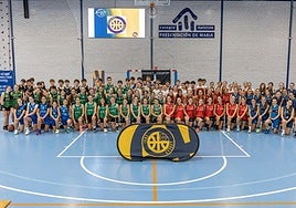 Foto de familia de los participantes en el torneo tras la disputa de los partidos.