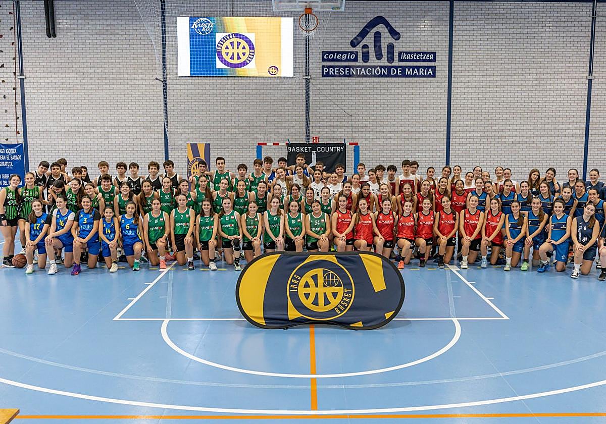 Foto de familia de los participantes en el torneo tras la disputa de los partidos.