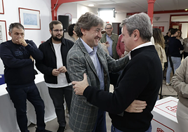 Eneko Andueza saluda al secreterio de Estado de Transportes, José Antonio Santano, el pasado domingo en Irun.