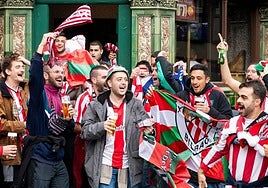 La afición del Athletic tarda en arrancar en Newcastle, pero cuando lo hace...