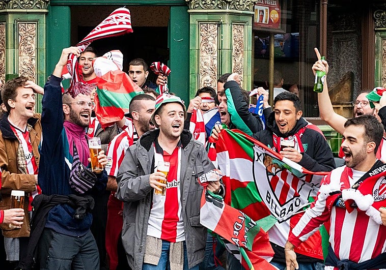 La afición del Athletic tarda en arrancar en Newcastle, pero cuando lo hace...