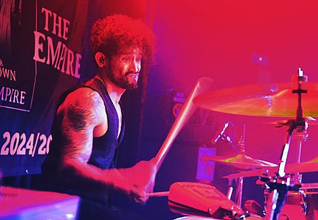 El baterista brasileiro.