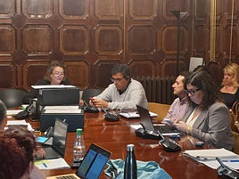 El concejal de Urbanismo, Álvaro González, junto a la presidenta de la comisión de Territorio, Janire Ocio, (a su derecha) y a los concejales Iñigo Urkitza y Carmen Díaz (a su izquierda)