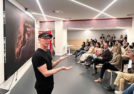 Baptista explica el viaje que tuvo que realizar para documentar la ilustración de un reportaje sobre la isla de Pascua