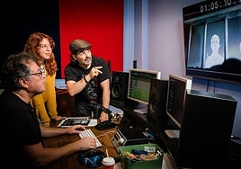 Martín Guridi, en los estudios Sonora, junto a Mary Alexandra Fernández e Imanol Ortiz, coguionistas de 'Hambre' ('Gosea').