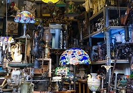 Puesto de anticuario en los Encants.