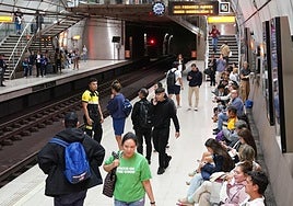 Ciudadanos esperan la llegada del metro durante la grave avería registrada el pasado 6 de octubre.