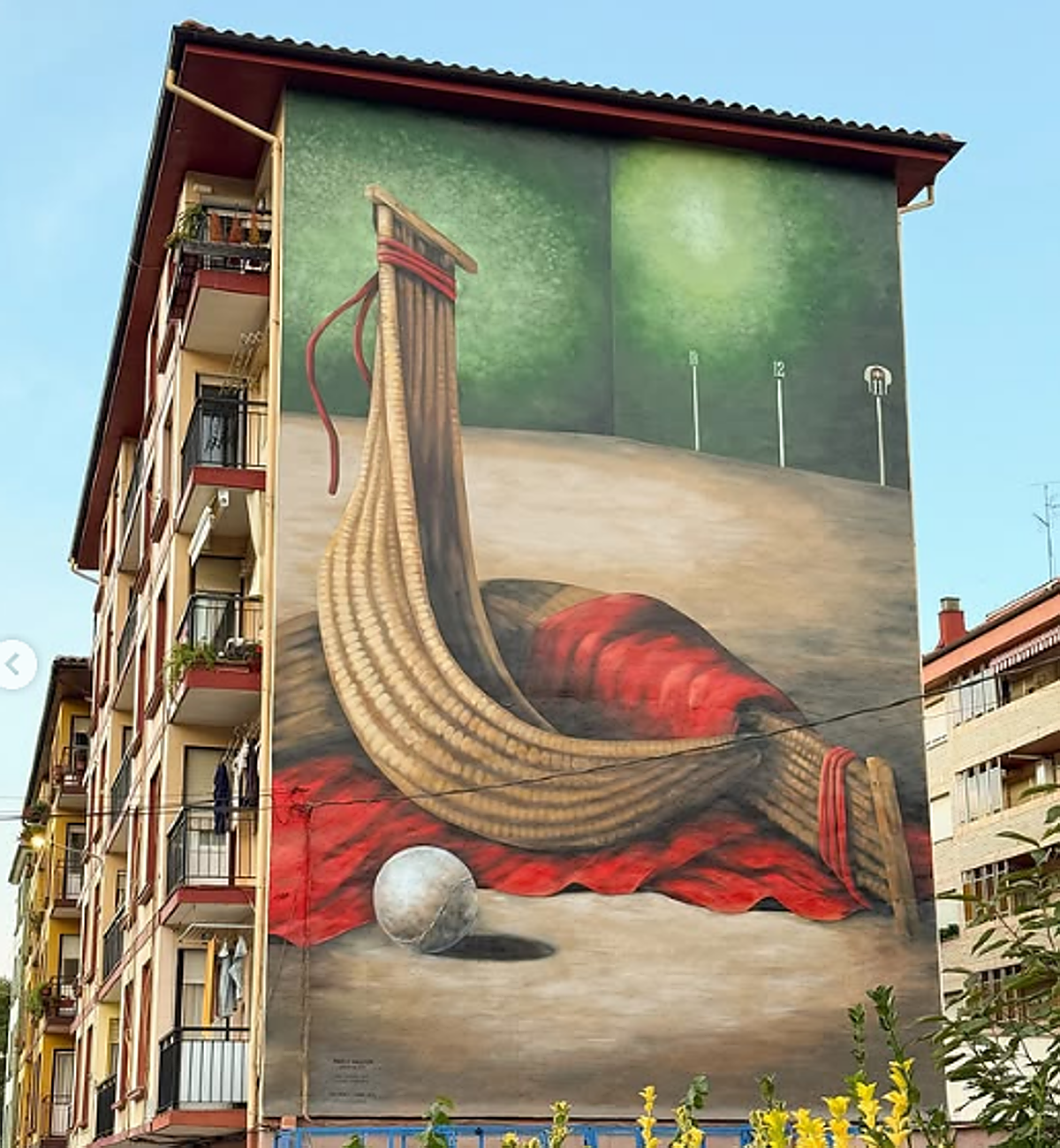 El mural en homenaje a la cesta punta que luce en un bloque de viviendas de Markina.