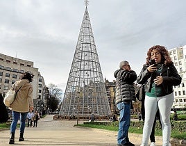 La instalación de las luces de Navidad en Bilbao comenzó a finales de septiembre.