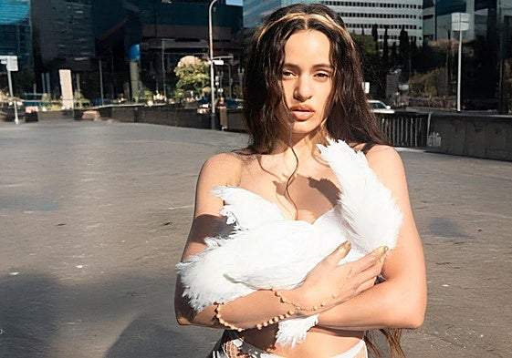Rosalía para el photoshoot de su nuevo álbum LUX.