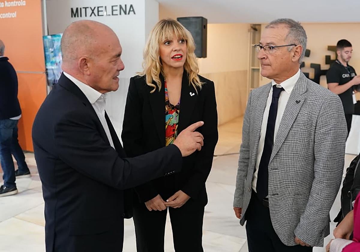 El consejero de Universidades, Juan Ignacio Pérez Iglesias, y el rector de la UPV/EHU, Joxerramon Bengoetxea, este miércoles en un acto en Bilbao.