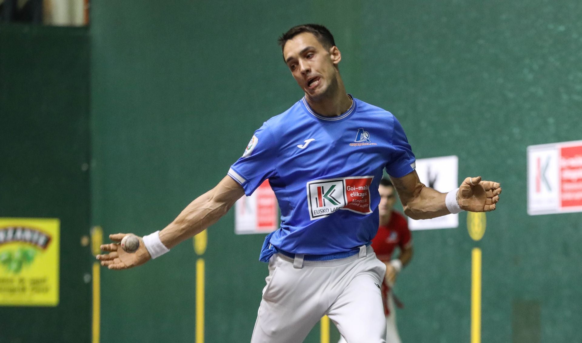 Zabala golpea la pelota con la derecha en la semifinal del Ogueta.