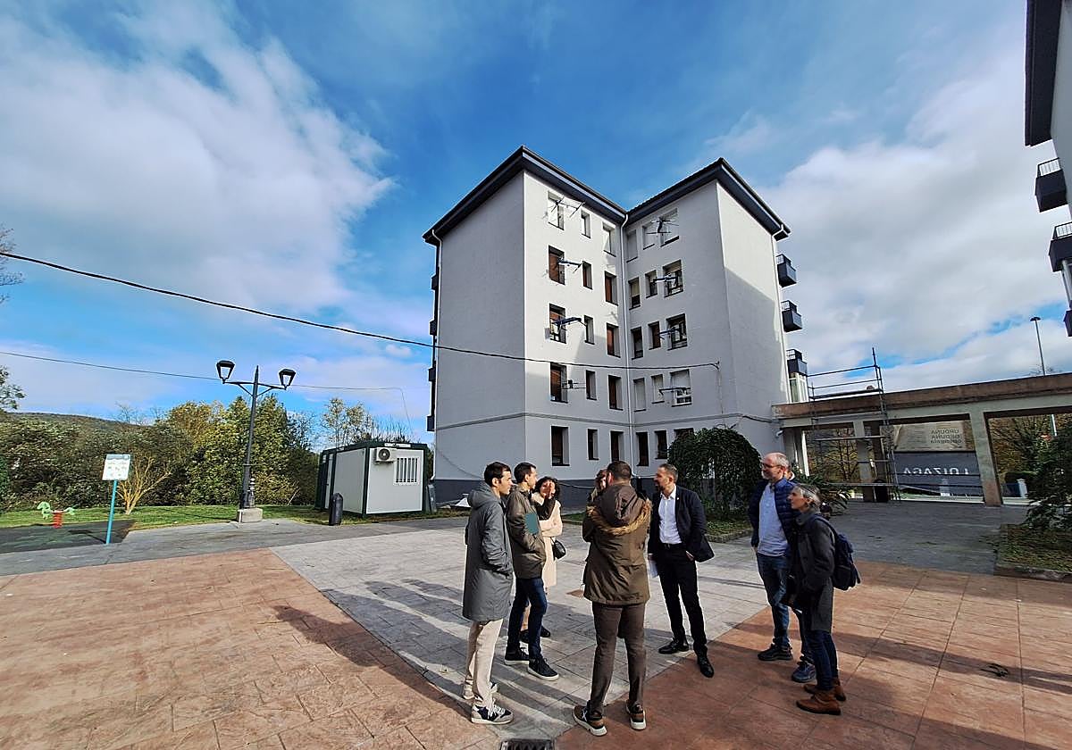 El alcalde de Orduña, Iker Santocildes, junto al consejero de Vivienda y Agenda Urbana, Denis Itxaso y algunos miembros de la dirección de obra durante la visita al barrio de Landatas.
