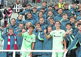 Selton Sánchez y Asier Hierro posan junto con la plantilla y cuerpo técnico del Athletic en la Youth League.