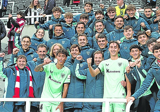 Selton Sánchez y Asier Hierro posan junto con la plantilla y cuerpo técnico del Athletic en la Youth League.