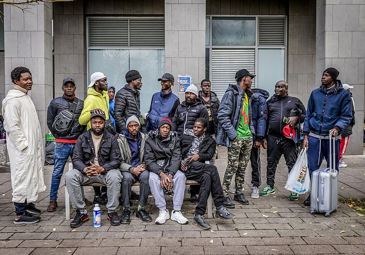 Es habitual ver desde el pasado mes de agosto a distintos grupos de malienses frente a la comisaría de Betoño a la espera de una cita.