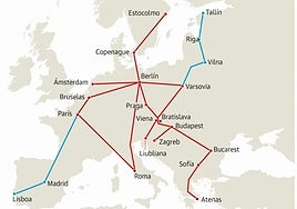 Un tren de alta velocidad francés que usa la línea convencional en la estación de Hendaia.