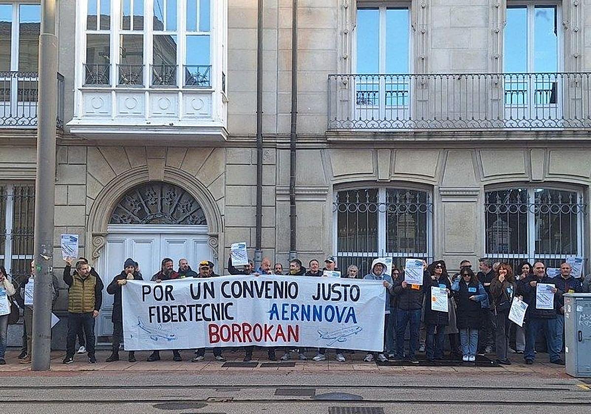 Trabajadores de Fibertecnic, durante una protesta frente al Parlamento vasco