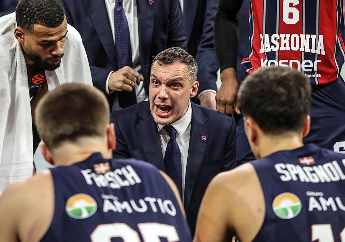 Galbiati da indicaciones a sus jugadores durante un tiempo muerto.