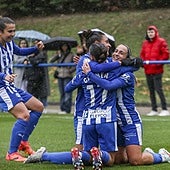 Las Gloriosas se abrazan para celebrar uno de los goles contra el Levante.