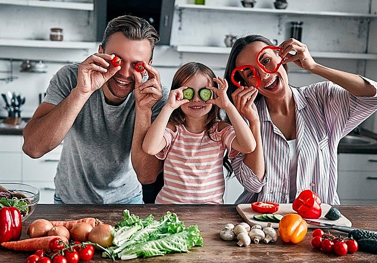 Alimentación en familia: cómo desmontar los mitos sobre comer sano y enseñar a los niños buenos hábitos