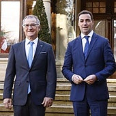 El rector de la UPV/EHU, Joxerramon Bengoetxea; el lehendakari, Imanol Pradales; y el consejero de Universidades, Juan Ignacio Pérez Iglesias, en una reunión.