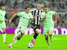 Unai Gómez y Robert Navarro fueron titulares el miércoles en Saint James Park.