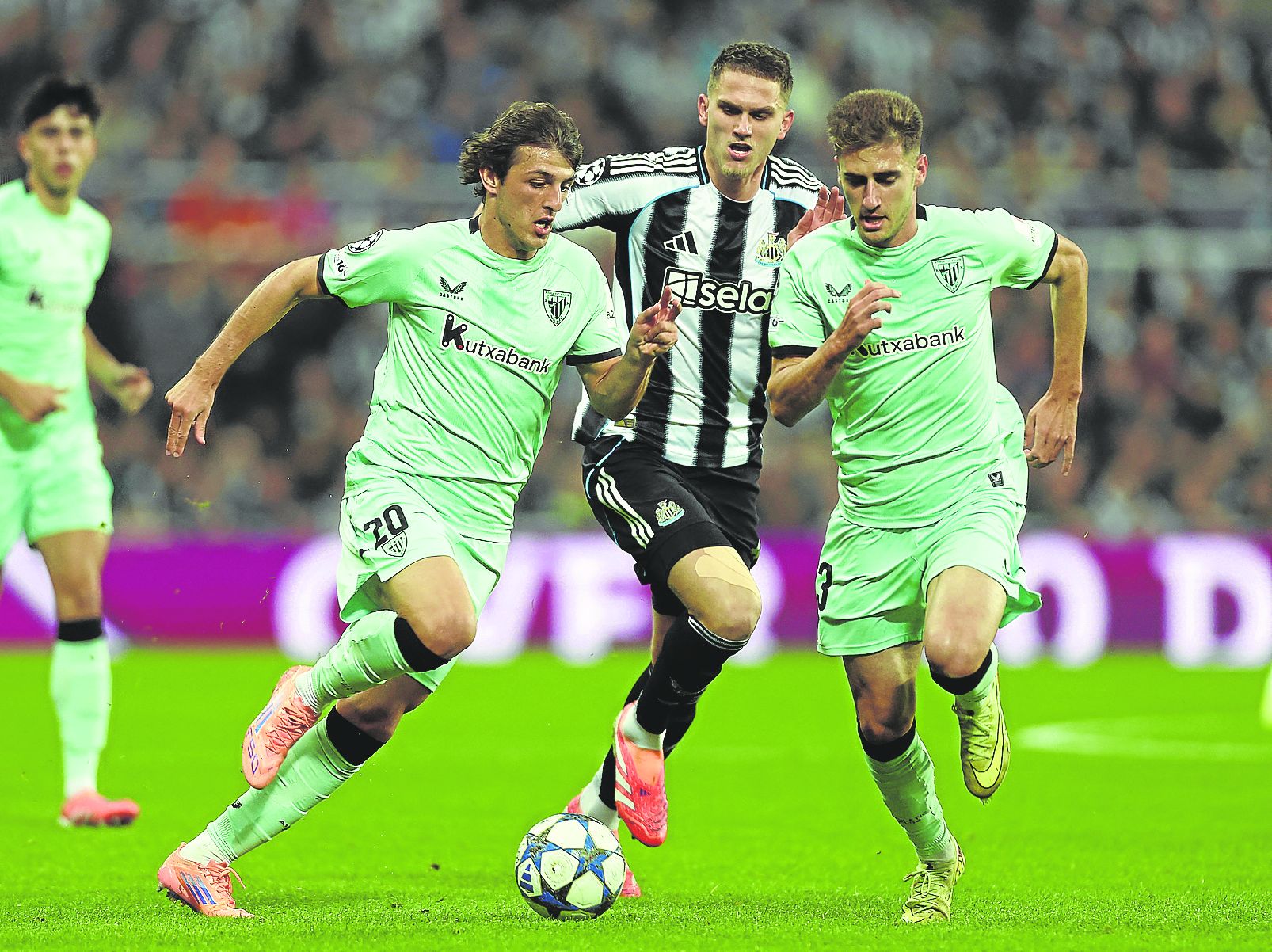 Unai Gómez y Robert Navarro fueron titulares el miércoles en Saint James Park.
