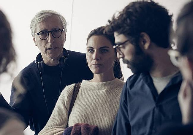 David Trueba con Amaia Salamanca y David Verdaguer en el rodaje de 'Siempre es invierno'.