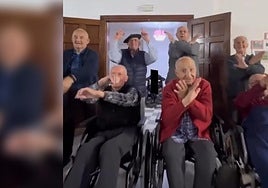 Así coreografían los mayores de Artziniega la canción 'Superestrella'