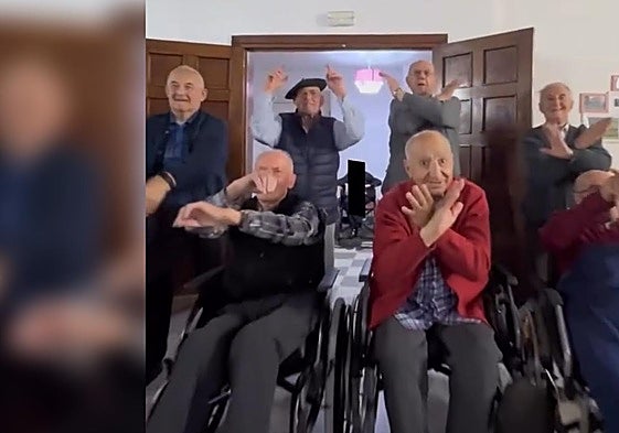 Así coreografían los mayores de Artziniega la canción 'Superestrella'