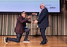 Juan Diego Sandoval entrega el premio Host a la trayectoria a Juan Mediavilla.